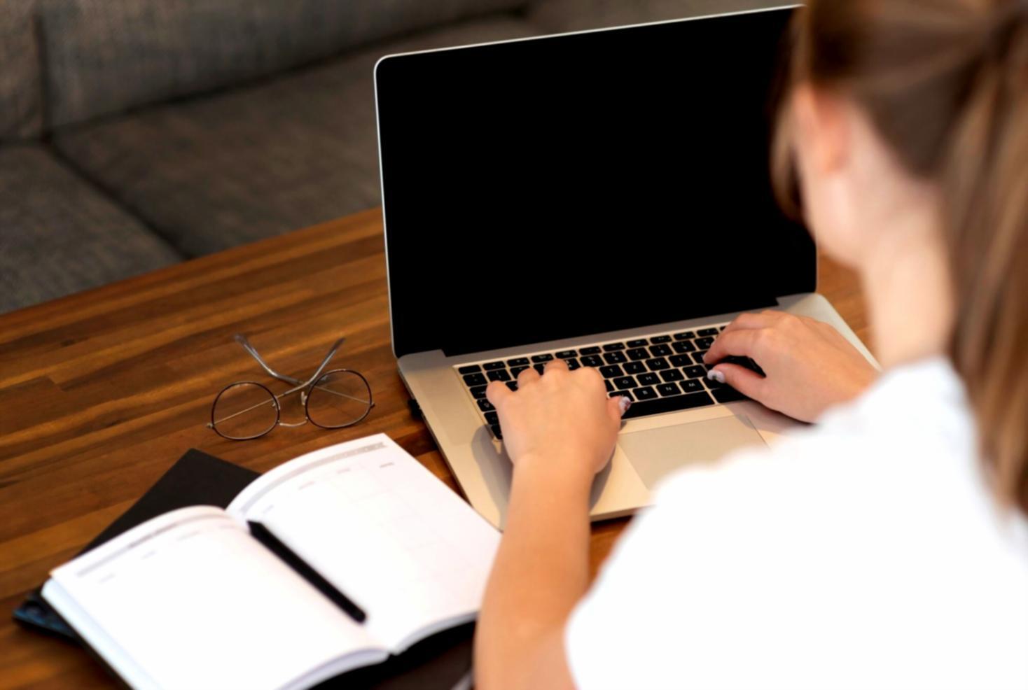 Sesiune de învățare interactivă cu participanți discutând strategii financiare